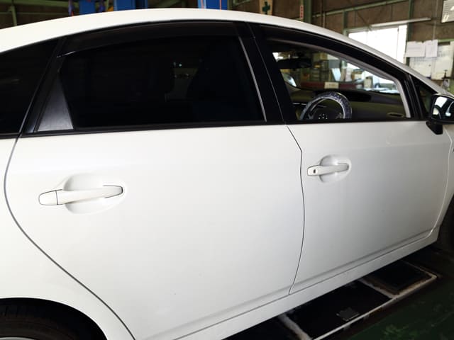 白い車のボディ