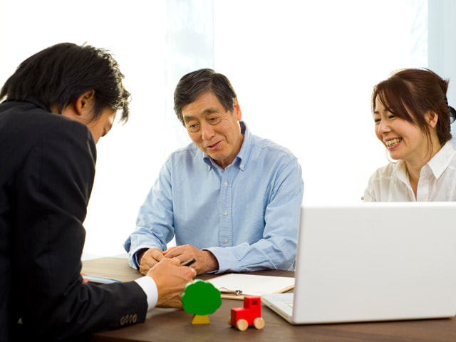 見積を受けている二人
